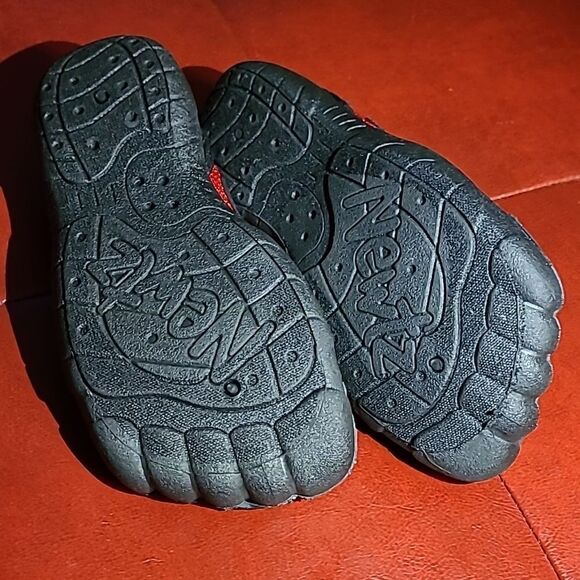 Newtz child's watershoe red and black - Picture 8 of 10
